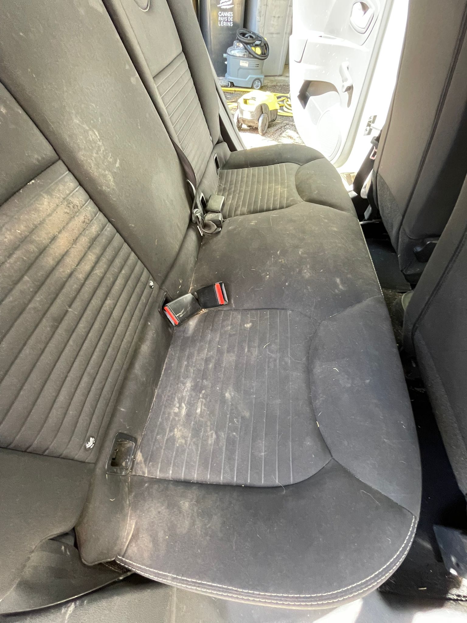 Banquette arrière avant nettoyage